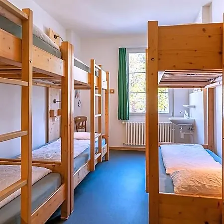 @ Backpackers インターラーケン